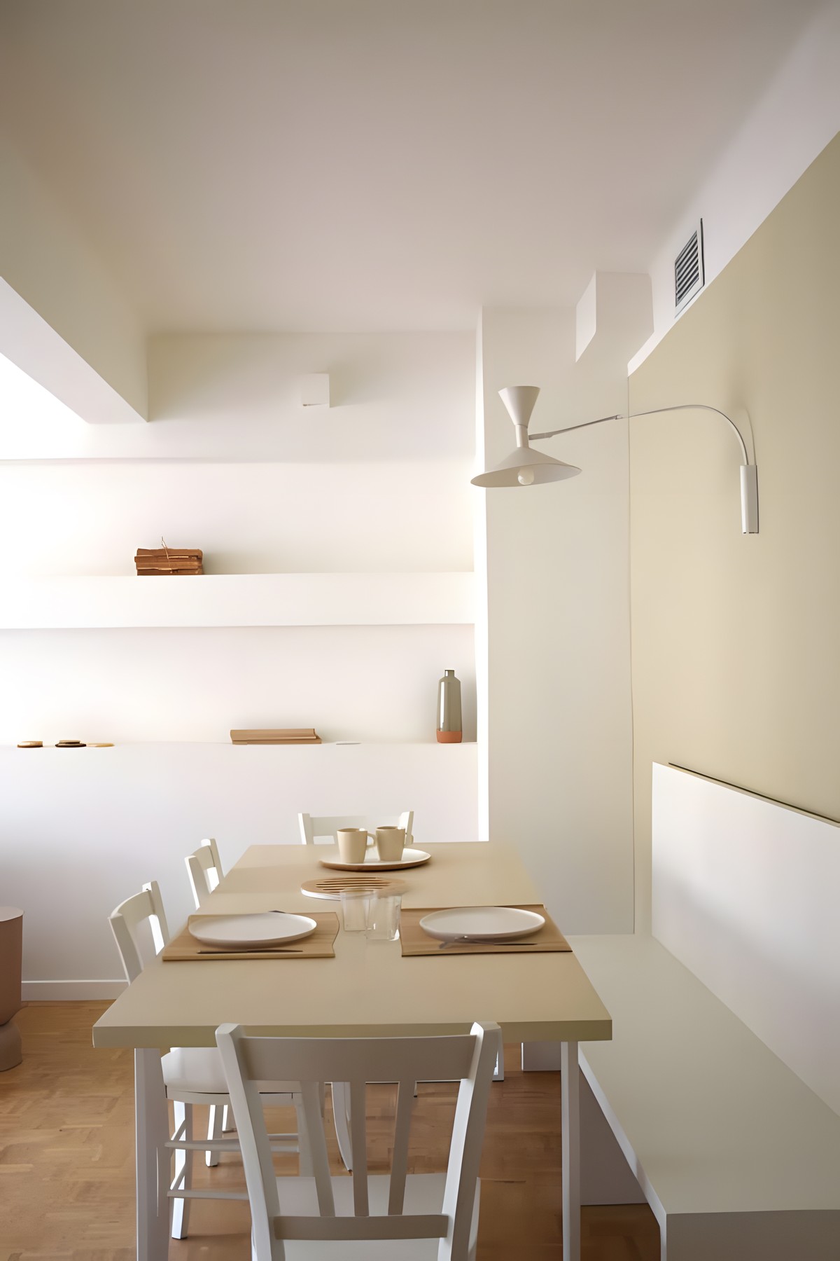 Salle à manger lumineuse avec banquette en bois, appartement du centre d'Aix