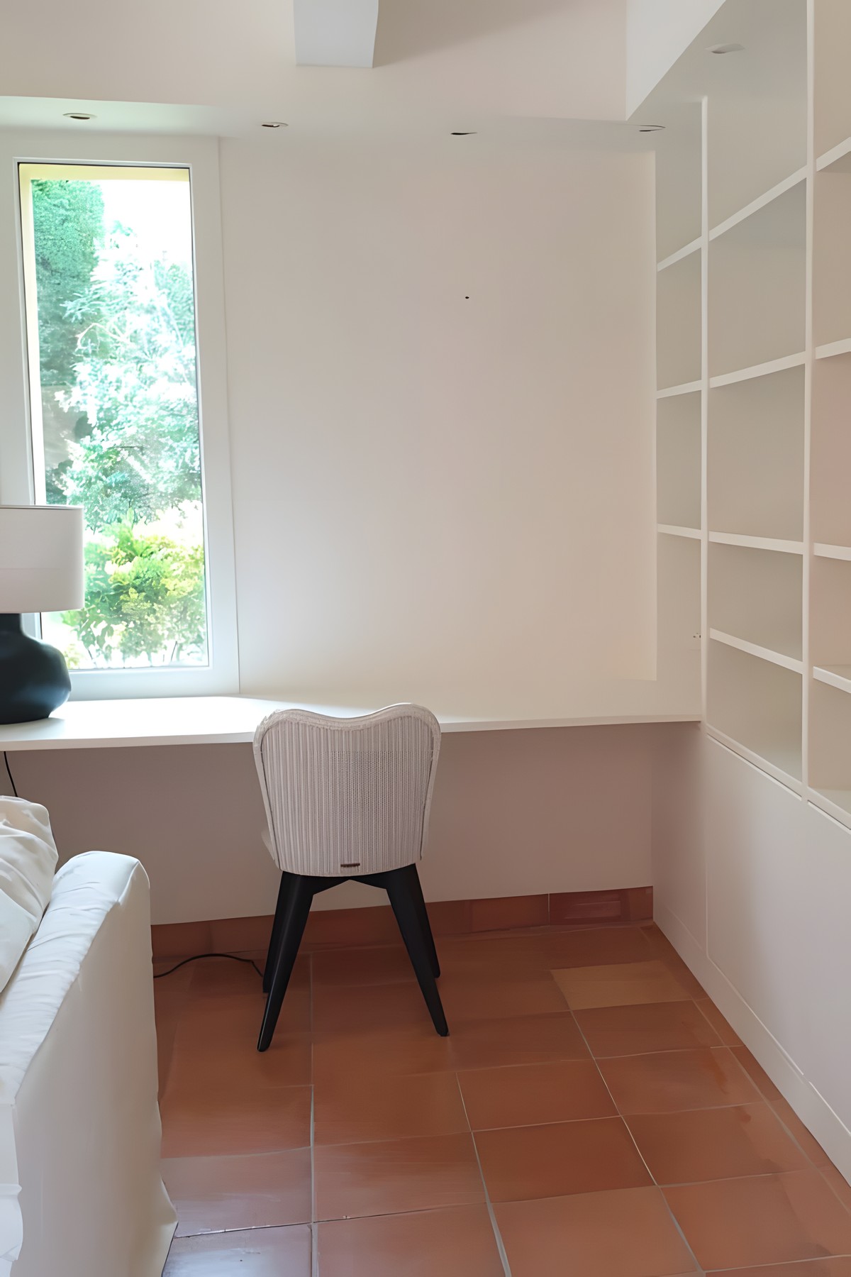 Bureau et bibliothèque sur mesure dans un séjour, sol en terre cuite