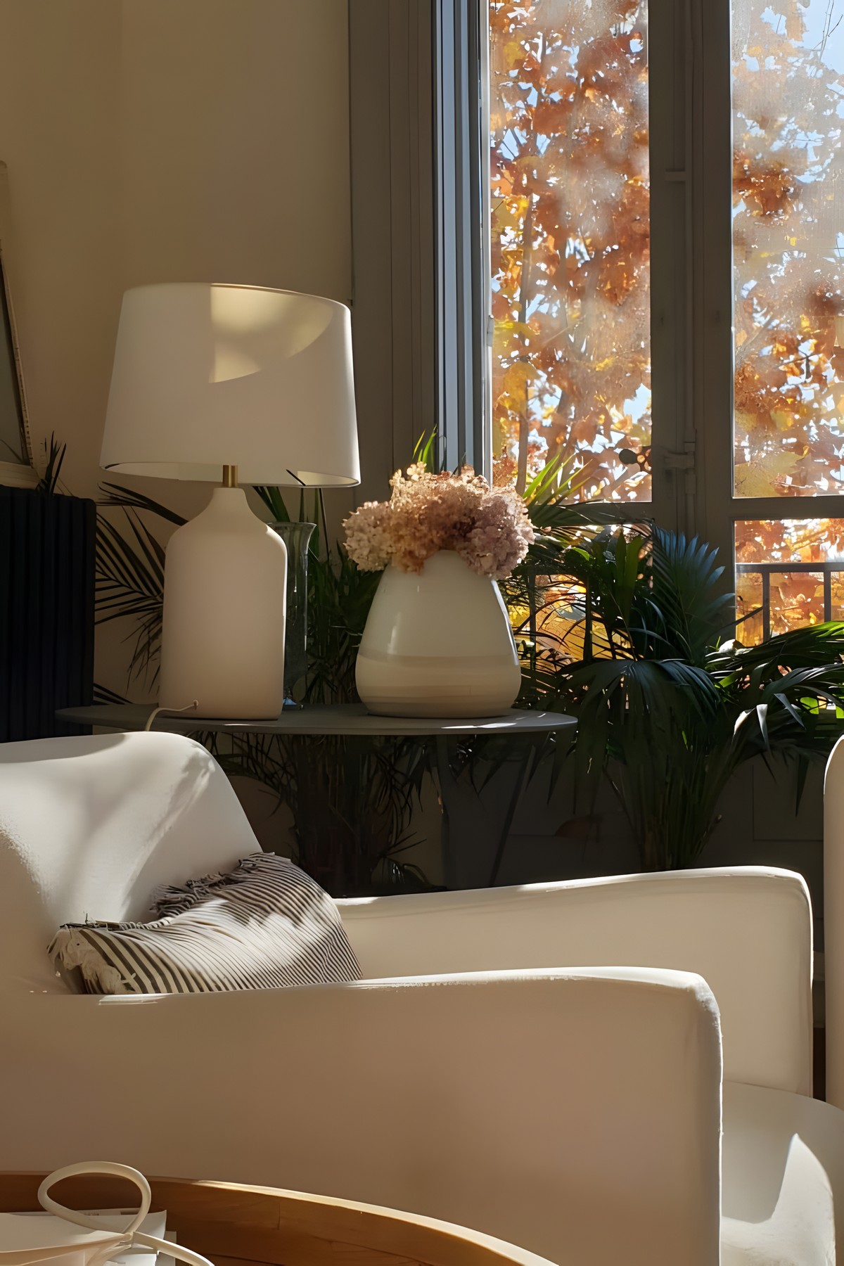 Coin salon aux couleurs d'automne, lampe en céramique et fleurs séchées